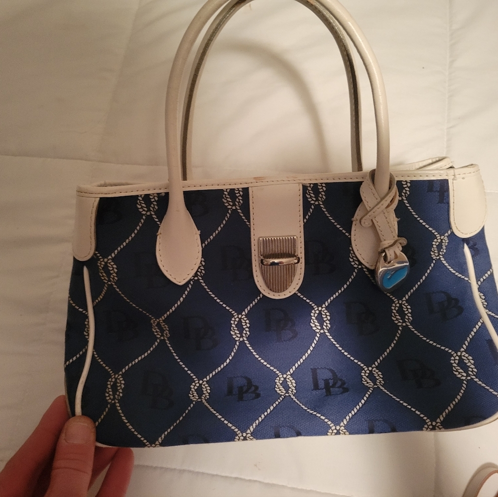 Small dooney & bourke purse